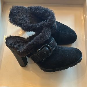 Born BOC Mules Womens 8 Black Suede Faux Fur Heels